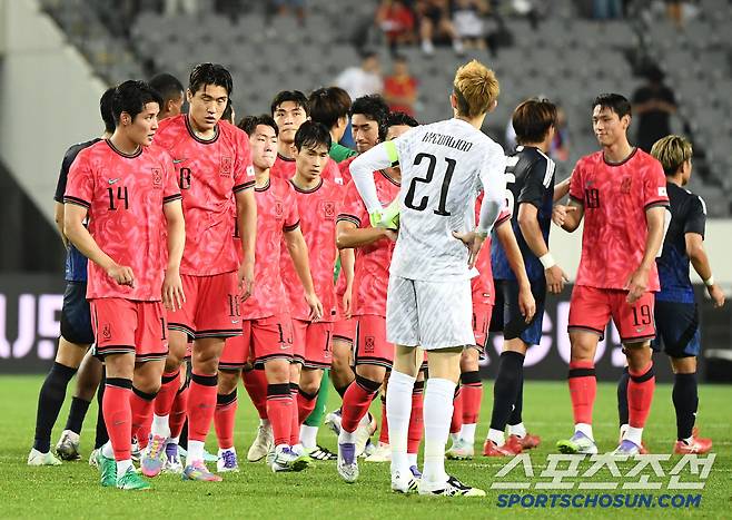 15일 오후 경기도 용인미르스타디움에서 열린 E-1 챔피언십(동아시안컵) 한국과 일본의 경기. 한국이 0대1로 패한 가운데 선수들이 아쉬워하고 있다. 용인=정재근 기자 cjg@sportschosun.com/2025.7.15/