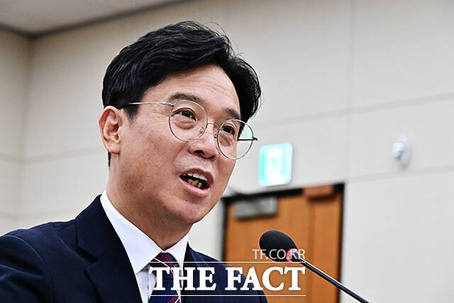 김영훈 고용노동부 장관 후보자가 16일 오전 서울 여의도 국회에서 열린 인사청문회에 참석해 질의에 답변을 하고 있다. /국회=배정한 기자