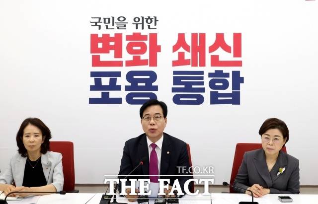 강성 지지층에게 호소하는 목소리가 다시 커지고 있는 건 8월 예정된 전당대회를 염두에 뒀기 때문으로 풀이된다. 사진은 송언석 국민의힘 비상대책위원장 겸 원내대표가 16일 오전 서울 여의도 국회에서 열린 현안관련 기자간담회에서 발언을 하고 있는 모습./뉴시스