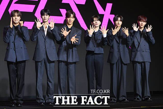 그룹 몬스타엑스(MONSTA X)의 민혁과 형원, 셔누, 기현, 아이엠, 주헌(왼쪽부터)이 16일 오후 서울 영등포구 콘래드 서울에서 열린 데뷔 10주년 공연 '2025 몬스타엑스 커넥트 엑스' 개최 기념 기자간담회에 참석해 포즈를 취하고 있다. /서예원 기자