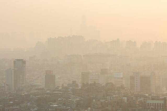 미세먼지로 덮인 서울 하늘 (사진=이미지투데이)