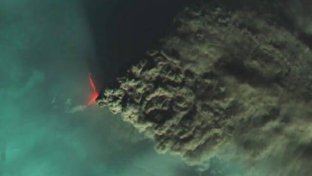 2023년 말 클류체프스코이 화산 폭발 당시 나타난 뿔 모양의 쌍둥이 용암류는 1천600km 길이의 연기 기둥을 뿜어내며 산을 악마처럼 만들었다. (사진=NASA 지구 관측소/완메이 리앙, 로렌 도팽)