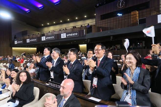 유네스코 세계유산위원회는 15일(현지시간) 프랑스 파리 유네스코 본부에서 열린 회의에서 2026년 제48차 세계유산위원회 개최국으로 한국을 선정했다.[사진=국가유산청 제공]