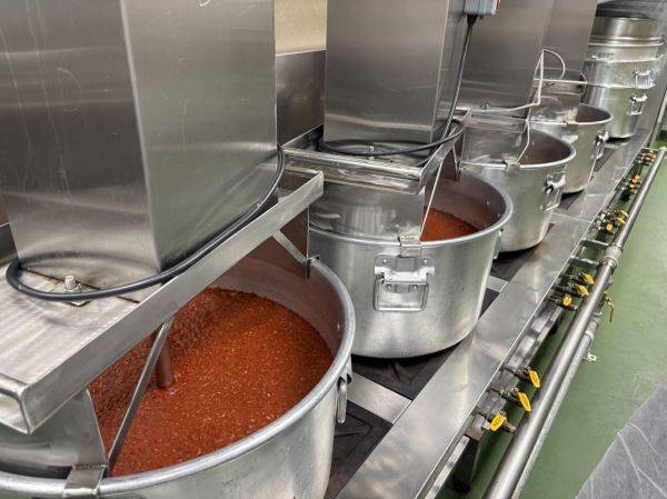 서울시 금천구에 위치한 톰볼라 제조공장 내부 모습. 교반기 아래 라구 소스가 끓고 있다. 이민지 기자.