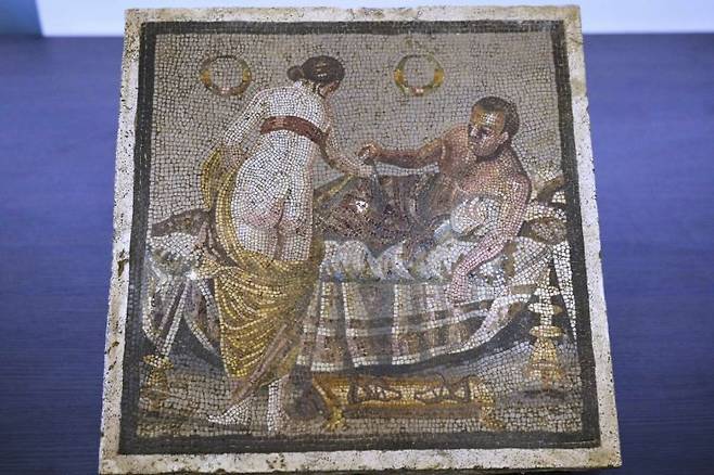 제2차 세계대전 당시 독일 나치 장교에게 약탈당했다가 약 80년 만에 되돌아온 모자이크 작품. AP·연합뉴스