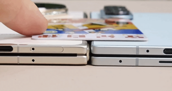 갤럭시 폴드7과 아너 '매직 V5'를 비교한 사진. 유니버스아이스 엑스