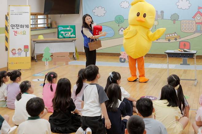 15일 인천 연수구 명선초등학교에서 진행된 '안전하게 건너요' 어린이 교통 안전 캠페인 수업