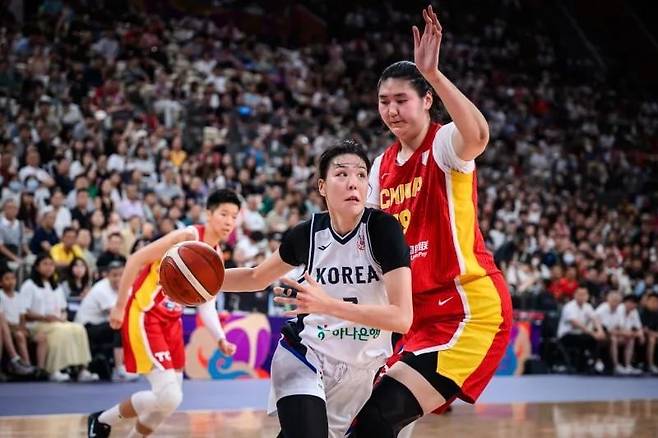 박지수(가운데)가 15일 중국 남부 광둥성 선전에서 열린 2025 FIBA 여자 아시아컵 디비전 A 조별리그 중국과 한국의 경기에서 중국의 장쯔위(오른쪽)을 상대로 돌파하고 있다. /FIBA