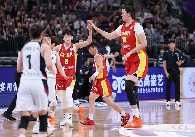15일 중국 남부 광둥성 선전에서 열린 2025 FIBA 여자 아시아컵 디비전 A 조별리그 A조 중국과 한국의 경기에서 장쯔위(오른쪽)가 팀 동료 양수위와 환호하고 있다. /신화 연합뉴스