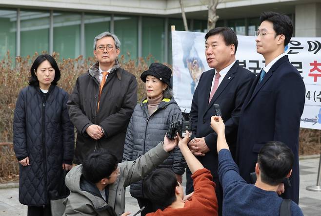 사단법인 물망초 관계자들이 2024년 2월 14일 오후 서울 송파구 서울동부지법에서 남북경제문화협력재단을 상대로 한 탈북 국군포로 추심금 청구 소송 항소심 선고를 마친 후 패소 입장을 밝히고 있다.이들은 서울중앙지법에서 북한과 김정은 위원장을 상대로 받은 승소 판결을 토대로 남북경제문화협력재단에서 추심금을 받으려고 했지만 1심과 마찬가지로 2심에서 패소했다. /뉴스1