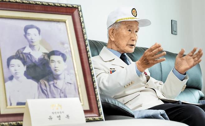 15일 오전 경기 이천시 자택에서 국군 포로 유영복씨가 본지와 인터뷰하고 있다. 왼쪽 흑백 사진은 전쟁터로 떠나기 전 아버지(윗줄)와 여동생(왼쪽)과 함께 촬영한 젊은 시절 유씨(오른쪽)의 모습이다./박성원 기자