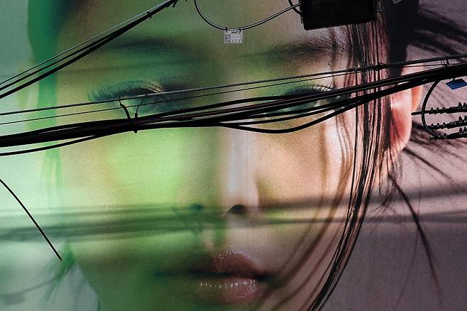 매장 외벽에 걸린 블랙핑크 제니의 광고판. 전선 일부가 얼굴을 가려 이질적인 장면을 만들어낸다. / 고운호 기자