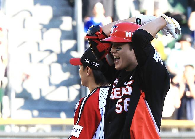 지난달 29일 서울 잠실에서 열린 프로야구 KIA와 LG의 경기에서 6회초 1사 주자 1·3루 상황 KIA 오선우가 1타점 2루타를 날리고 환호하고 있다. /연합뉴스