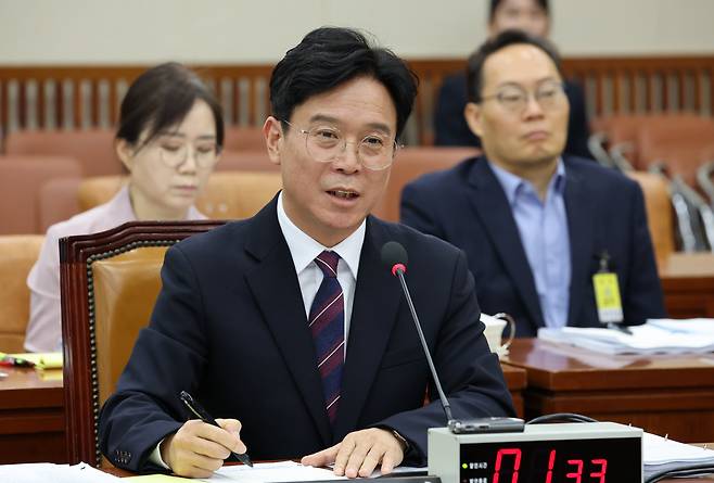 김영훈 고용노동부 장관 후보자가 16일 서울 여의도 국회 환경노동위원회에서 열린 인사청문회에서 의원 질의에 답변하고 있다. /남강호 기자