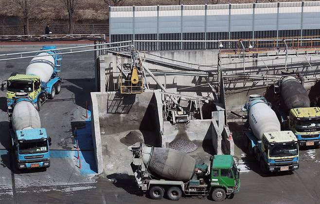 지난 3월 13일 오후 경기 안양시의 한 레미콘 공장에서 믹서트럭들이 분주히 오가고 있다. /뉴스1