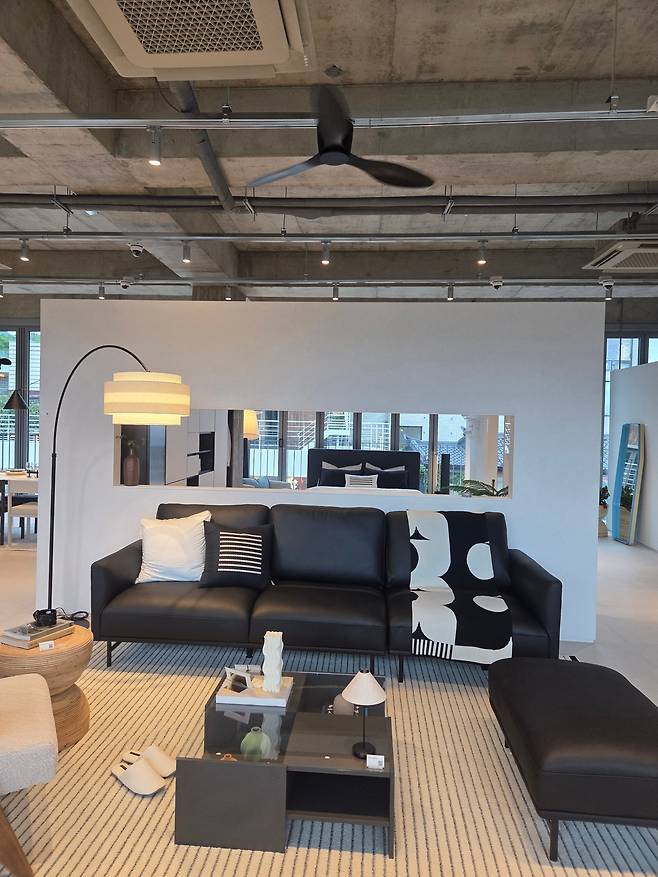 16일 서울 북촌 오프하우스. 2층은 오늘의집 자체 브랜드인 ‘레이어(layer)’와 셀렉트숍 ‘바이너리샵’ 제품으로 구성됐다. /최효정 기자