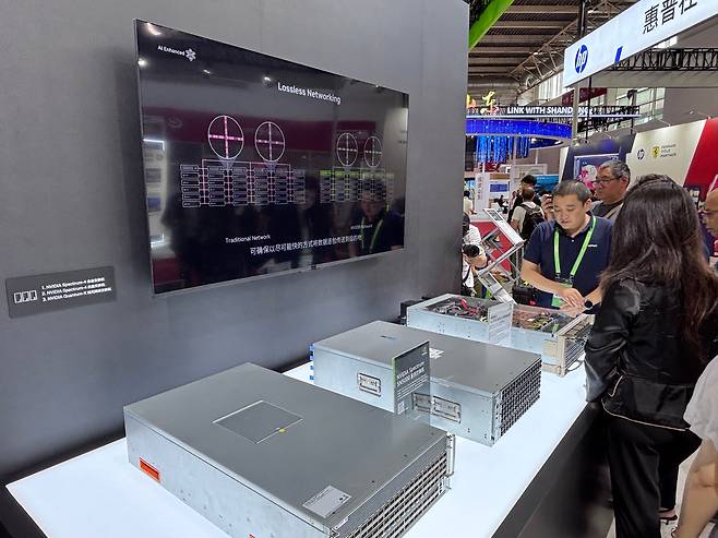 엔비디아 전시관에서 방문객이 스펙트럼-4 SN5000에 대한 설명을 듣고 있다. /베이징=이은영 특파원