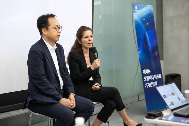 시벨 톰바즈 박사(Dr. Sibel Tombaz) 에릭슨 코리아 파트너스 CEO(오른쪽)가 16일 서울 HSBC빌딩에서 진행한 '에릭슨 모빌리티 리포트 기자간담회'에서 질의응답에 답하고 있다.ⓒ에릭슨