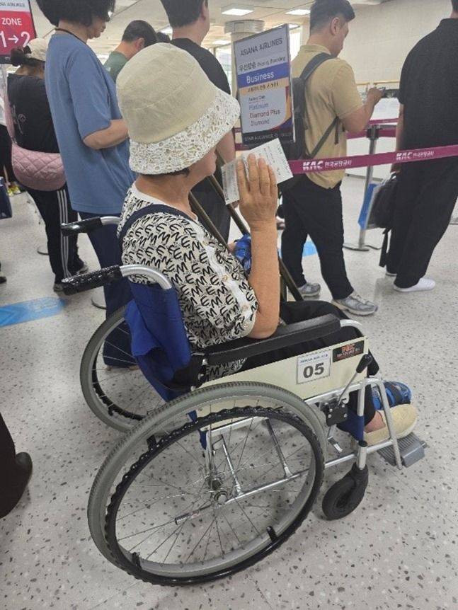 항공사 측에서 제공한 휠체어를 이용하여 이동하는 아내 ⓒ