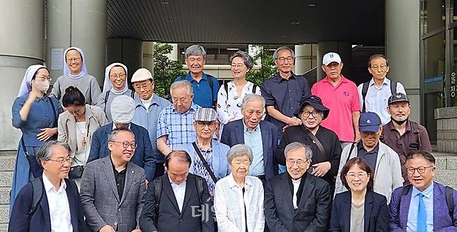 고 김재규 전 중앙정보부장 여동생 김정숙씨(사진 하단 가운데) 등 김 전 부장 재심에 참석한 변호인단 및 방청객 등이 16일 오전 1차 공판 종료 후 서울고등법원 청사 앞에서 기념촬영을 하고 있다. ⓒ데일리안 진현우 기자