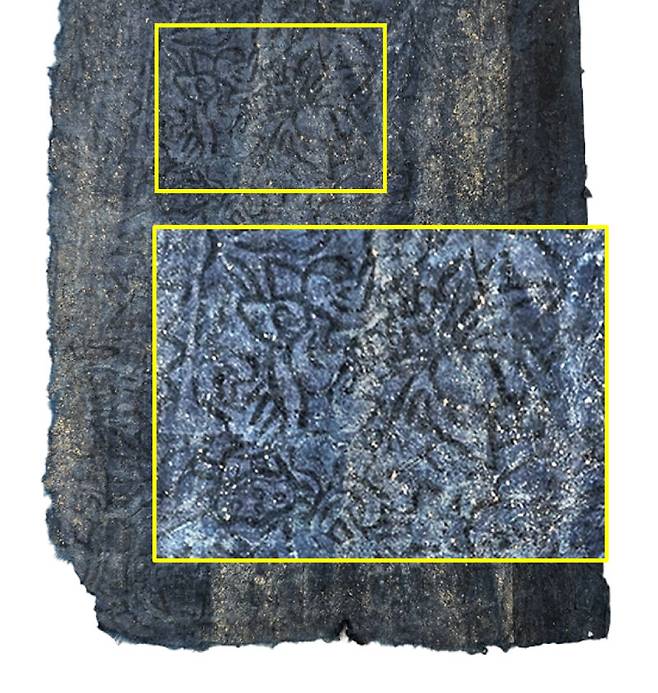 서울 종묘 정전의 신실에서 최근 확인된 연꽃무늬 청능화지. 조사 결과 다른 재료를 혼합하지 않고 닥나무인피(靭皮) 섬유(줄기 형성층의 바깥쪽 조직에 함유된 섬유)만을 사용해 만든 최고급 종이로 분석됐다. 국립문화유산연구원 제공