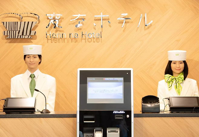 아르헨티나 관광객이 일본 도쿄의 헨나호텔에서 로봇 직원들과 마주한 체크인 장면을 영상으로 공개했다. 해당 호텔은 프런트부터 체크아웃까지 전 과정을 로봇이 담당하는 무인 시스템으로 운영된다. (사진=헨나호텔 홈페이지)