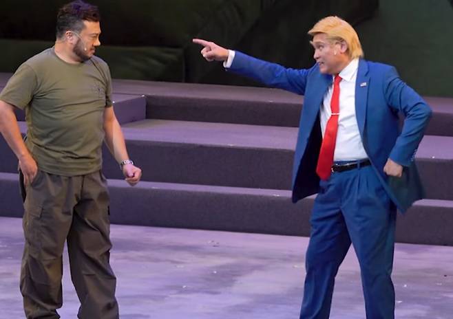 홍콩에서 미국 대통령 도널드 트럼프를 주인공으로 한 광동오페라 ‘쌍둥이 대통령’이 공연됐다. 무대에는 김정은과 그의 부인 리설주, 젤렌스키, 마오쩌둥, 링컨, 닉슨 등이 등장한다. 배우들은 전통 분장 대신 현대적인 연출로 젊은 관객의 큰 호응을 얻었다. (사진=유튜브 캡처.)