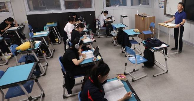 대학수학능력시험을 앞둔 경남 창원시 마산합포구 완월동 마산 성지여고에서 고3 수험생이 야간자율학습(야자)을 하고 있다. 연합뉴스 제공