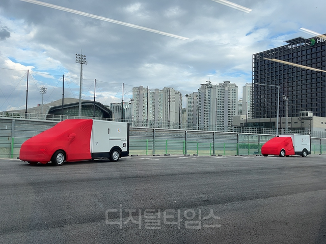 서울로보틱스가 15일 경기 판교에서 국내 미디어를 대상으로 B2B(기업간 거래) 소프트웨어 기술 ‘레벨5 컨트롤 타워’ 기술 시연에서 2대의 물류 트럭이 막을 쓴 채로 군집주행을 하고 있다. 장우진 기자