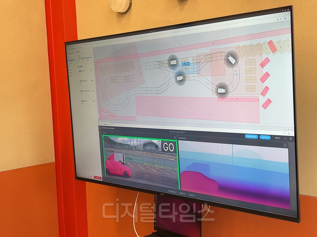 서울로보틱스가 15일 경기 판교에서 국내 미디어를 대상으로 B2B(기업간 거래) 소프트웨어 기술 ‘레벨5 컨트롤 타워’ 기술 시연에서 모니터로 차량의 군집주행을 실시간 모니터링하고 있다. 장우진 기자