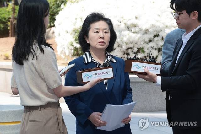 김영선 전 국민의힘 의원이 지난 29일 윤석열 전 대통령 부부와 구(舊)여권 정치인 다수가 연루된 공천 개입·여론조사 의혹 관련 조사를 받기 위해 참고인 신분으로 서초구 서울고검으로 들어서며 취재진 질문에 답하고 있다. [연합뉴스]