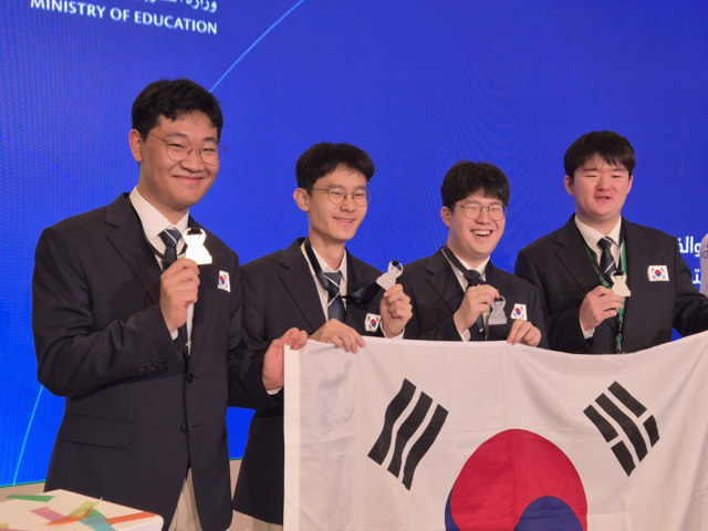 제57회 국제화학올림피아드 수상자로 김효종(왼쪽부터), 이예준, 최예준, 심유찬 학생. 과기정통부 제공