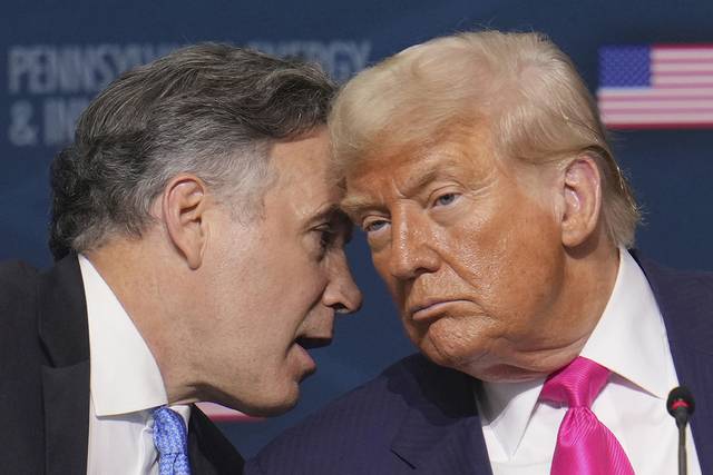 도널드 트럼프 대통령이 지난 15일(현지시간) 피츠버그 카네기 멜론 대학교에서 열린 ‘펜실베이니아 에너지  혁신행사’에서 데이브 매코믹(펜실베이니아 공화당 상원의원)의 설명을 듣고 있다. [AP=연합뉴스]