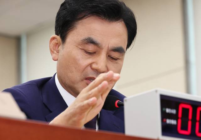 안규백 국방부 장관 후보자가 지난 7월15일 국회 국방위원회에서 열린 인사청문회에서 의원 질의에 답변하고 있다.<연합뉴스 사진>