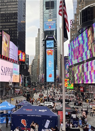 밀키스 광고가 지난 14일(현지시간) 뉴욕 타임스스퀘어 전광판을 통해 노출되고 있다. 롯데칠성음료 제공.