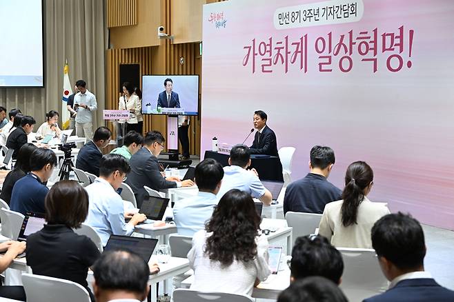 오세훈 서울시장이 16일 서울시청에서 열린 취임 3주년 기자간담회에서 취재진 질의에 답변을 하고 있다. 서울시 제공