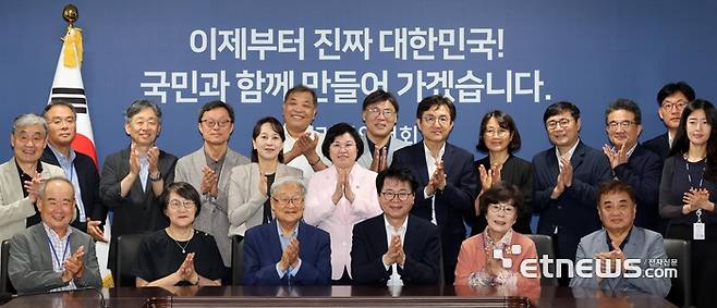 국정기획위원회 미디어혁신범국민협의체(가칭) 추진을 위한 의견수렴 간담회가 16일 서울 종로구 정부서울청사 창성동별관에서 열렸다. 이한주 국정기획위원회 위원장과 한상혁 방송통신위원장 등 초청요인을 비롯한 참석자들이 기념촬영을 하고 있다. 앞줄 왼쪽부터 남영진 전 KBS 이사장, 권태선 MBC방송문화진흥회 이사장, 정연주 전 방송통신심의위원장, 이 위원장, 유시춘 EBS 이사장, 한 전 위원장.  이동근기자 foto@etnews.com