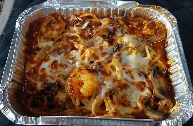 피자헛 상하이 쉬림프 파스타와 소이갈릭 윙봉