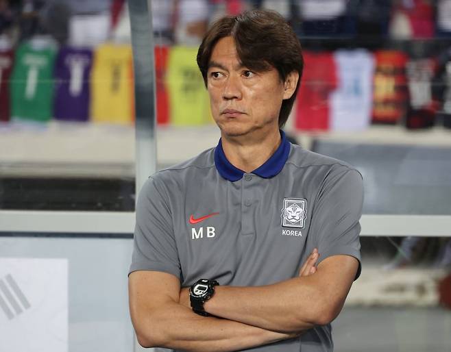 15일 경기도 용인미르스타디움에서 열린 2025년 동아시아축구연맹(EAFF) E-1 챔피언십(동아시안컵) 남자부 최종 3차전 한국과 일본의 경기에서 패배한 한국 대표팀의 홍명보 감독이 굳은 표정으로 앉아 있다.뉴스1