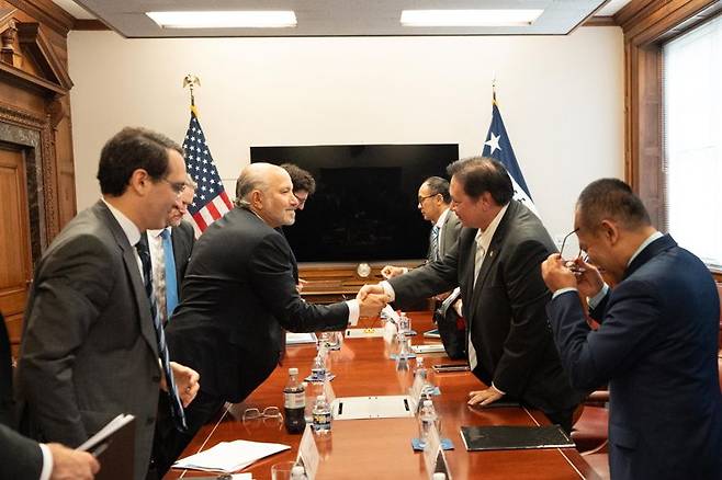 9일 애를랑가 하르타르토 인도네시아 경제조정부 장관이 미국 워싱턴 D.C.에서 하워드 루트닉 미국 상무장관, 제이미슨 그리어 미국 무역대표부(USTR) 대표와 만나 상호 관세 정책을 포함한 양국 간 통상 현안에 대해 협의하고 있다./사진=인도네시아 경제조정부 제공