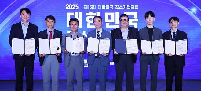 파이낸셜뉴스 주최로 16일 서울 여의도 콘래드호텔에서 열린 '2025 강소기업대상'에서 수상자들이 기념 촬영을 하고 있다. 왼쪽부터 송성근 아이엘 의장, 김태민 에코앤드림 부사장, 황주원 제주반도체 전무, 유영국 파크시스템스 부사장, 임영진 저스템 대표, 양정호 앳홈 대표, 송의 알서포트 부사장. 사진=박범준 기자