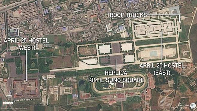 김일성광장 동쪽에 위치한 미림기지에서 지난 6월 23일 포착된 위성사진, 트럭 군집이 어떻게 보이는지 보여준다. 플래닛 랩스·NK뉴스