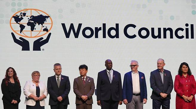 지난 14~16일 스웨덴 스톡홀름에서 열린 '2025년 세계신협 컨퍼런스'에서 김윤식 신협중앙회장(왼쪽 네번째)을 비롯한 세계신협 대표들이 기념촬영을 하고 있다. 신협중앙회 제공