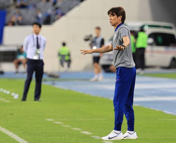 홍명보 감독이 15일 열린 동아시안컵 일본과의 경기에서 선수들에게 지시하고 있다. 연합뉴스