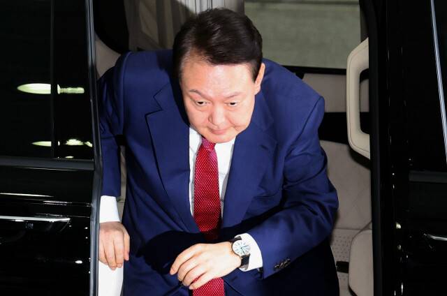 윤석열 전 대통령이 5일 오전 2차 특검조사를 받기 위해 특검 사무실이 있는 서울 서초동 서울고등검찰청으로 출석하고 있다. 김태형 기자 xogud555@hani.co.kr