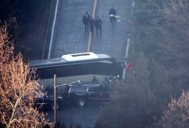 고위공직자범죄수사처가 내란 우두머리 혐의를 받는 윤석열 당시 대통령의 1차 체포영장 집행을 시작한 1월3일 오전 서울 용산구 대통령 관저로 향하는 도로에서 경찰과 경호처 직원들이 대치하고 있다. 김혜윤 기자 unique@hani.co.kr