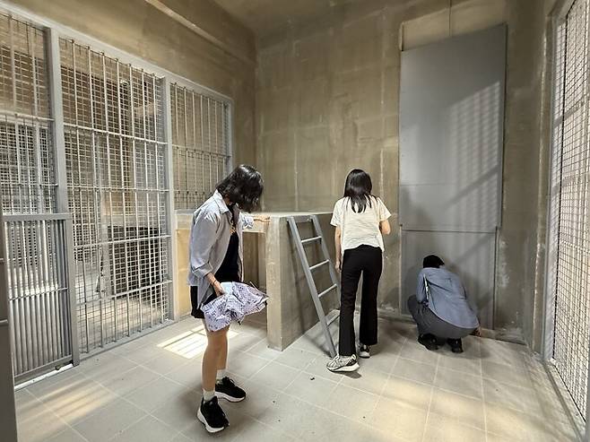지난 10일 시민단체 활동가들이 전남 구례군에 지어진 ‘구례군 사육곰 보호시설’ 사육장 내부를 둘러보고 있다. 김지숙 기자