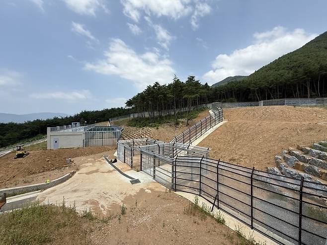 10일 ‘구례군 사육곰 보호시설’ 현장 견학 당시 시민단체 활동가들은 방사장의 가파른 경사(사진 오른쪽)가 사육곰의 생태를 제대로 반영하지 못하고 있다는 비판 의견을 내놨다. 김지숙 기자
