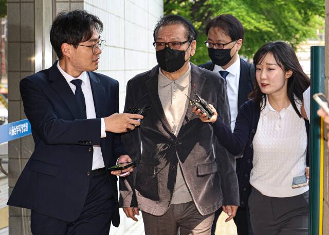 윤석열 전 대통령 부부의 청탐금지법 위반 의혹에 연루된 ‘건진법사’ 전성배씨가 5월12일 불법 정치자금 수수 혐의 2차 재판을 받기 위해 서울 남부지방법원으로 출석하고 있다. 공동취재사진