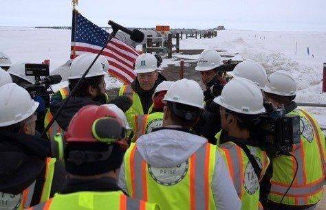 리 젤딘 미국 환경보호청 청장과 더그 버검 내무부 장관, 크리스 라이트 에너지부 장관이 한국·일본 등에서 온 관계자들과 함께 미국 알래스카주(州) 프루드 베이에 위치한 알래스카 송유관 1번 펌프 스테이션을 방문했다. 미국 환경보호청 홈페이지 캡처